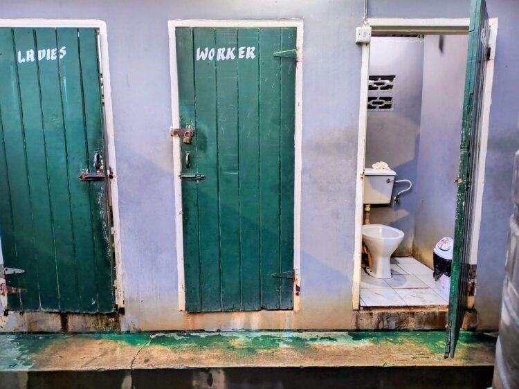 Parika Stelling Toilet