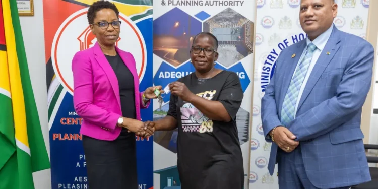 Minister within the Ministry of Housing, Vanessa Benn, presenting keys to a new core home.