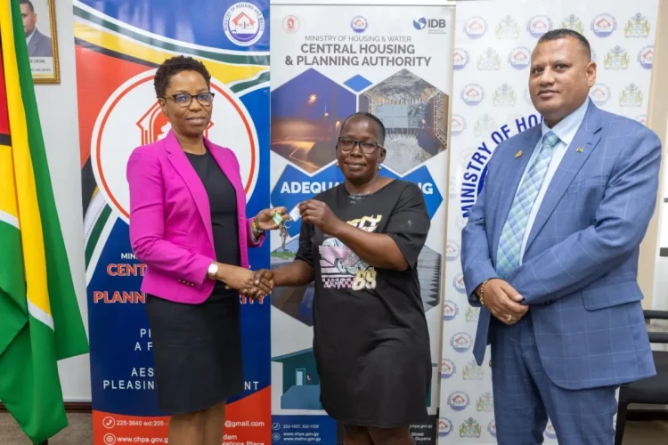 Minister within the Ministry of Housing, Vanessa Benn, presenting keys to a new core home.