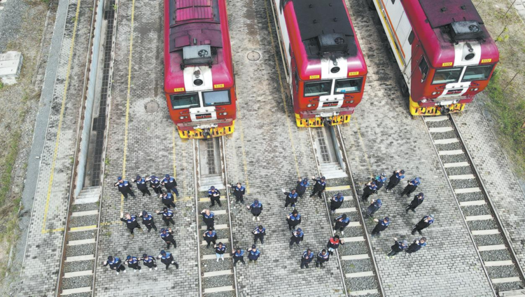 Railway workers from China and Kenya stand before locomotives and form the number "3000" at the locomotive operation and maintenance yard in Nairobi on Aug 19, marking 3,000 days of safe operation of the Mombasa-Nairobi Standard Gauge Railway. YANG GUANG/XINHUA