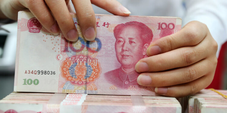 A clerk counts cash at a bank in Nantong, South China's Jiangsu province. [Photo/Sipa]