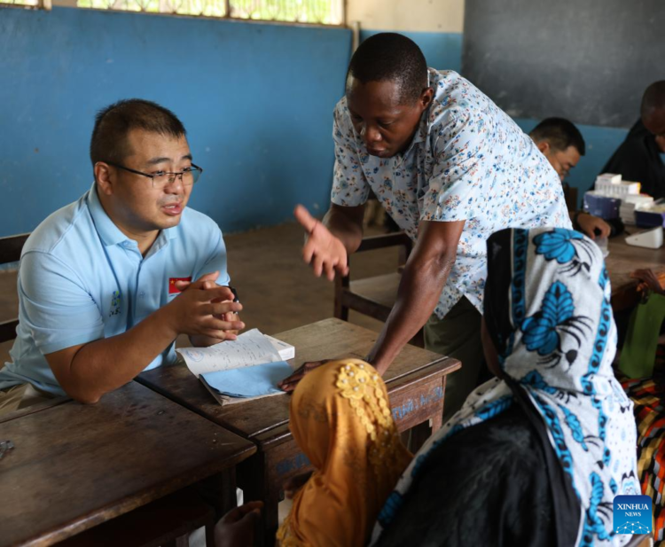 A member (1st L) of the 35th Chinese medical team in Zanzibar provides free medical services on Pemba Island of Zanzibar, Tanzania, on Jan. 20, 2026. Chinese medical experts on Tuesday launched the "100 Medical Teams in 1,000 Villages" free medical services program at a community health service center on Pemba Island in Tanzania's Zanzibar.(The 35th Chinese medical team in Zanzibar/Handout via Xinhua)