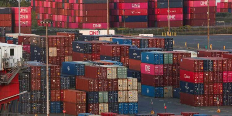 Shipping containers are seen at container terminal in Staten Island, New York on September 22, 2025. The US Supreme Court ruled on February 20 that Donald Trump exceeded his authority in imposing a swath of tariffs that upended global trade, blocking a key tool the president has wielded to impose his economic agenda. [Photo/Agencies]
