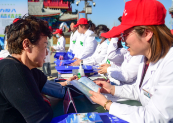 Medical staff explain tuberculosis prevention and control knowledge to people at an event in Cangzhou, north China's Hebei Province, March 22, 2025. /VCG