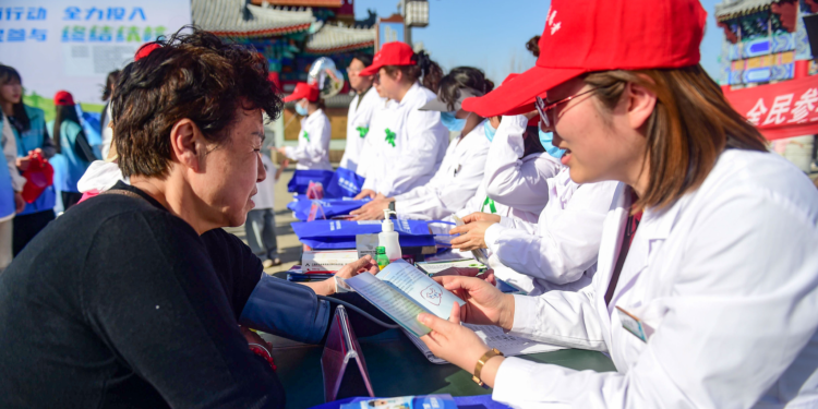 Medical staff explain tuberculosis prevention and control knowledge to people at an event in Cangzhou, north China's Hebei Province, March 22, 2025. /VCG