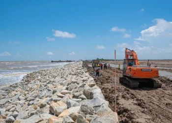 Rubble mound groyne strengthening coastal protection