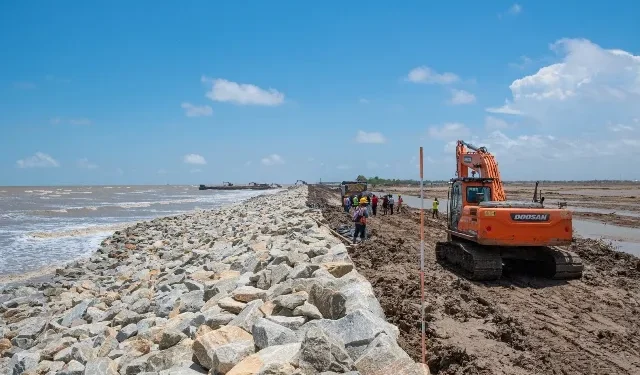 Rubble mound groyne strengthening coastal protection