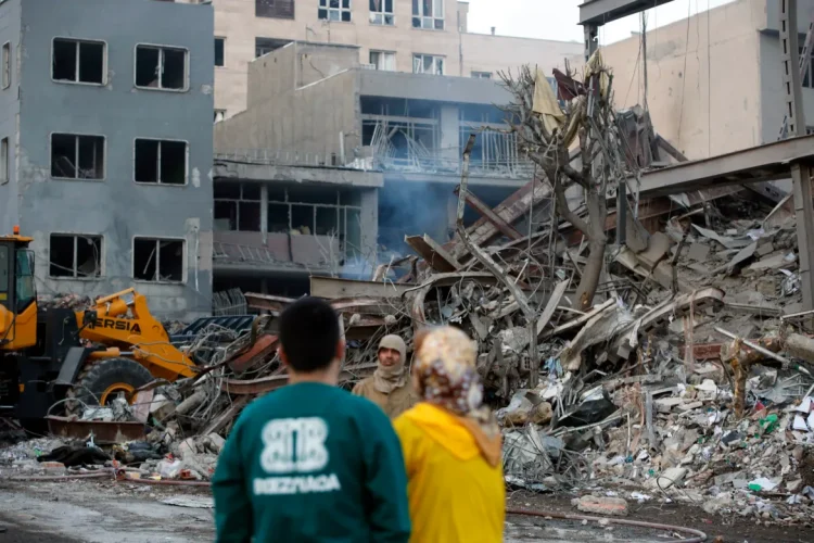 Residents inspect the aftermath of Israeli and US air strikes at Nilufar Square in the heart of the Iranian capital. [Fatemeh Bahrami/Anadolu]