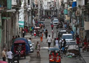 People gather on the street during an electricity blackout in Havana, Cuba [AFP]