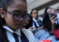 © UNICEF/UN014974/Estey Social media is a huge influence in children’s lives (file 2016)