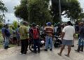 Albion sugar workers engaging Azruddin Mohamed, Leader of WIN and the Parliamentary Opposition