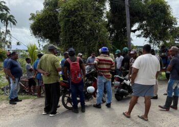 Albion sugar workers engaging Azruddin Mohamed, Leader of WIN and the Parliamentary Opposition
