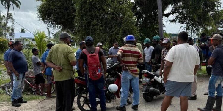 Albion sugar workers engaging Azruddin Mohamed, Leader of WIN and the Parliamentary Opposition