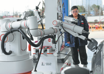 A refueling robot closes the fuel tank cap of a car at a gas station in Changsha, Hunan province. YANG HUAFENG/CHINA NEWS SERVICE