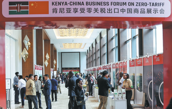 Visitors interact on the sidelines of the Kenya-China Business Forum in Nairobi, Kenya, on March 23. ZHANG CHI/CHINA DAILY