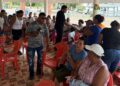 Leader of WIN and Leader of the Opposition Azruddin
Mohamed with Rrgion 10 residents
