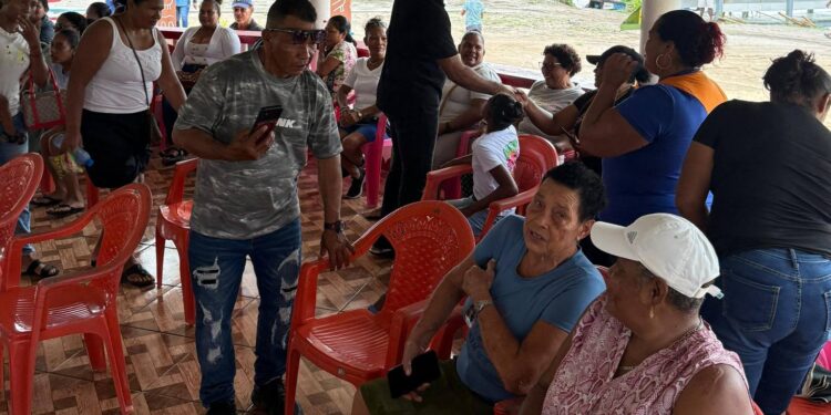 Leader of WIN and Leader of the Opposition Azruddin 
Mohamed with Rrgion 10 residents