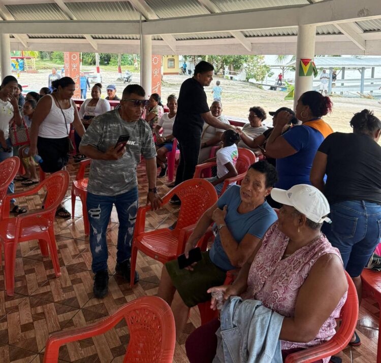 Leader of WIN and Leader of the Opposition Azruddin
Mohamed with Rrgion 10 residents
