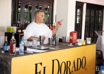 UK mixologist Oren Coleman conducting the training