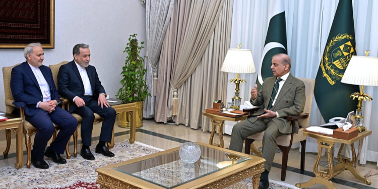 Iran's Foreign Minister Seyed Abbas Araghchi (2L) meets with Prime Minister Shehbaz Sharif (R), Islamabad, Pakistan, April 25, 2026. /VCG
