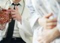 A doctor shows a model of the intestine to a patient. /VCG