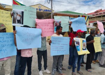 EKAA HRIM Earth Resources Employees protesting the Ministry of Labour (WIN photo)
