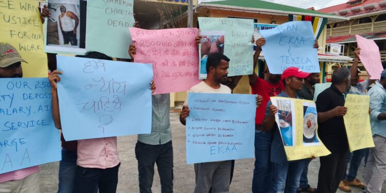 EKAA HRIM Earth Resources Employees  protesting the Ministry of Labour (WIN photo)