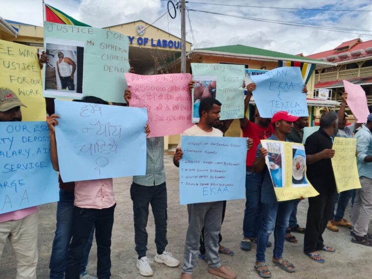 EKAA HRIM Earth Resources Employees protesting the Ministry of Labour (WIN photo)