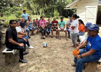 WIN leader and Leader of the Opposition Azruddin Mohamed with residents of
Sakaralla Bay Residents