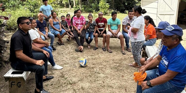 WIN leader and Leader of the Opposition Azruddin Mohamed with residents of 
Sakaralla Bay Residents