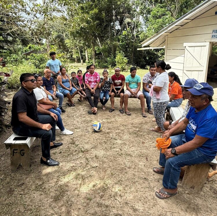 WIN leader and Leader of the Opposition Azruddin Mohamed with residents of 
Sakaralla Bay Residents