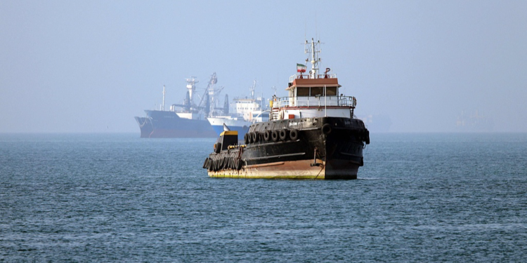 The Iran-flagged tugboat Basim sails near a ship anchored in the Strait of Hormuz off Bandar Abbas in southern Iran, May 4, 2026. /VCG