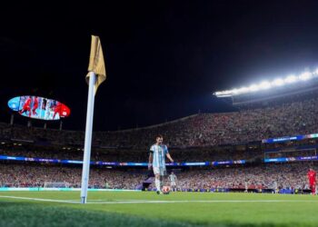 Lionel Messi prepares to take a corner during Argentina's 3-1 quarterfinal win against Switzerland at the 2026 FIFA World Cup at the Kansas City Stadium, the United States, July 11, 2026. (Xinhua/Xu Chang)