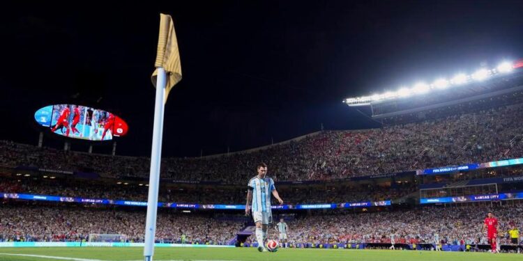 Lionel Messi prepares to take a corner during Argentina's 3-1 quarterfinal win against Switzerland at the 2026 FIFA World Cup at the Kansas City Stadium, the United States, July 11, 2026. (Xinhua/Xu Chang)