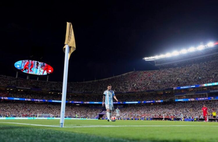 Lionel Messi prepares to take a corner during Argentina's 3-1 quarterfinal win against Switzerland at the 2026 FIFA World Cup at the Kansas City Stadium, the United States, July 11, 2026. (Xinhua/Xu Chang)