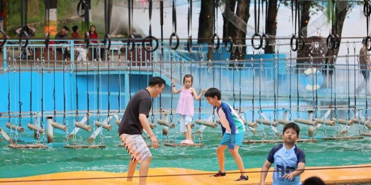 People have fun on a lake in Xiaying town of Jizhou district, North China's Tianjin, July 8, 2026. [Photo/Xinhua]