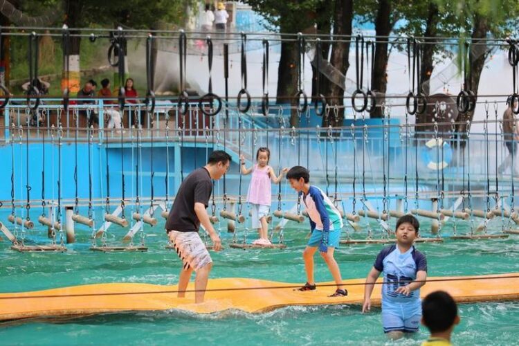 People have fun on a lake in Xiaying town of Jizhou district, North China's Tianjin, July 8, 2026. [Photo/Xinhua]