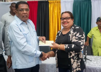 Farmer received her cheque from Minister of Agriculture Zulfikar Mustapha