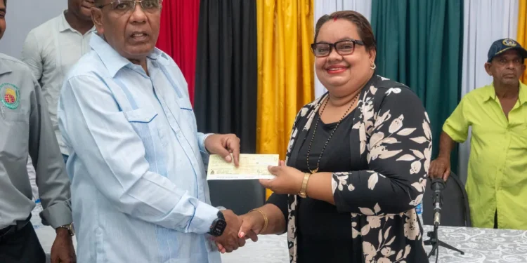Farmer received her cheque from Minister of Agriculture Zulfikar Mustapha