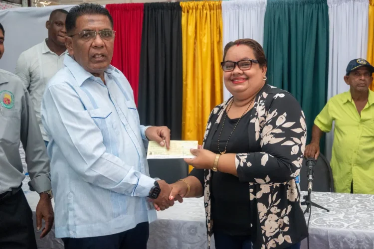 Farmer received her cheque from Minister of Agriculture Zulfikar Mustapha