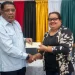 Farmer received her cheque from Minister of Agriculture Zulfikar Mustapha