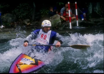 David Hearn of the United States performs during the Olympic Slalom Trials on May 16, 1992. | Doug Pensinger/Allsport