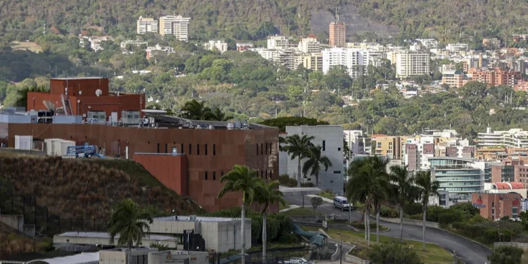 Ambassador to Venezuela, H.E. Dr Richard Van West-Charles, and Venezuela’s Minister of Foreign Affairs, H.E. Yvan Gil, officially received the supplies (DPI photo)