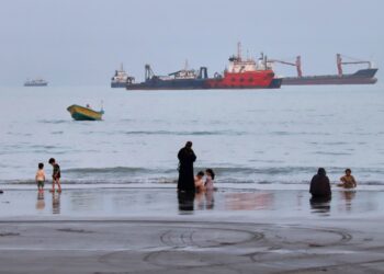 Iran and the US make competing claims over control of Strait of Hormuz. /Amirhosein Khorgooi/ISNA via AP