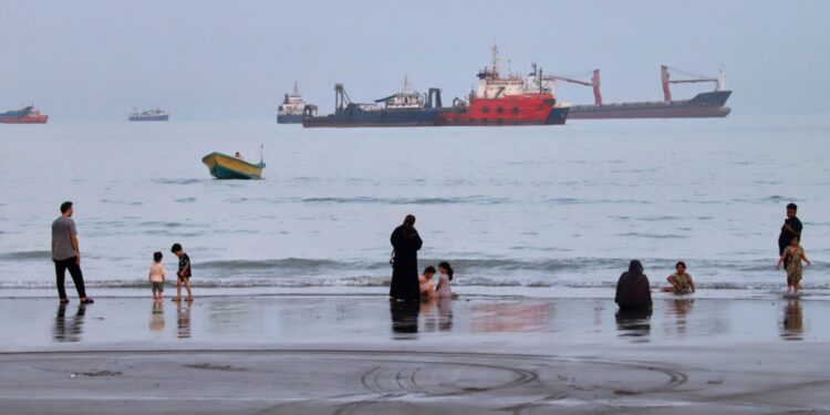 Iran and the US make competing claims over control of Strait of Hormuz. /Amirhosein Khorgooi/ISNA via AP