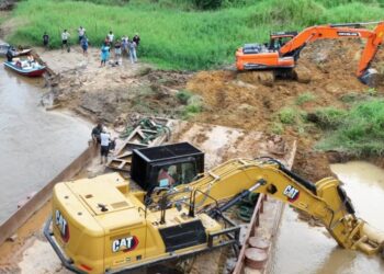 Chinese Landing residents in a struggle to protect their land rights (MP Sherod Duncan's photo)