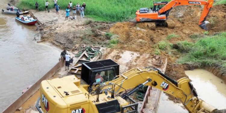 Chinese Landing residents in a struggle to protect their land rights (MP Sherod Duncan's photo)