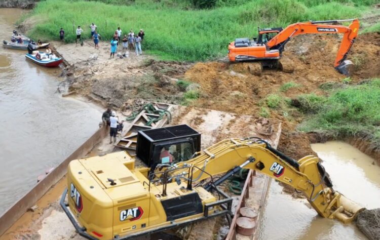Chinese Landing residents in a struggle to protect their land rights (MP Sherod Duncan's photo)
