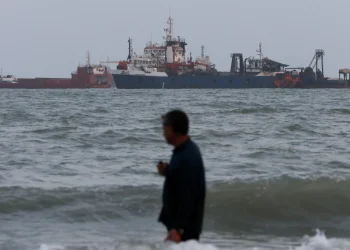 Ships are seen anchored in the Strait of Hormuz on Aug. 10. Photo: Ali Saeedi/Getty Images