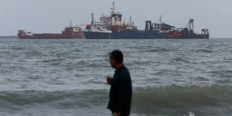 Ships are seen anchored in the Strait of Hormuz on Aug. 10. Photo: Ali Saeedi/Getty Images